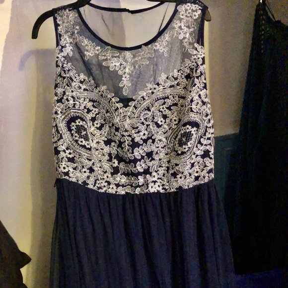Beautiful Plus size long navy blue formal dress with silver 💙 - Picture 2 of 3